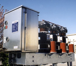 Disjoncteur de G�n�rateur 17,5&nbsp;kV 63&nbsp;kA avec son organe de manoeuvre au premier plan